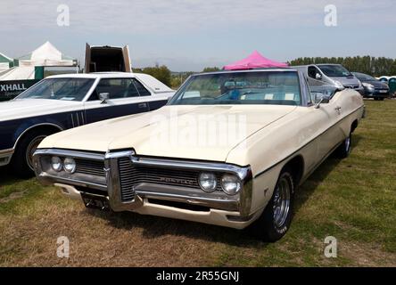 Dreiviertel Vorderansicht eines weißen 1968 Pontiac Parisienne Cabriolets, ausgestellt auf der Deal Classic Car Show 2023 Stockfoto