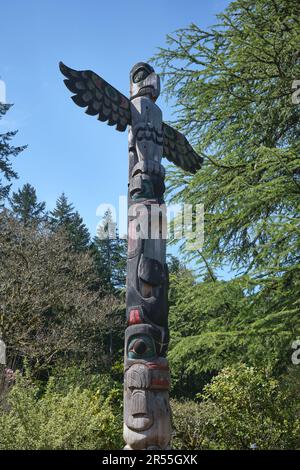 Totempfahl in Butchart Gardens, Victoria, Vancouver Island, British Columbia, Kanada Stockfoto