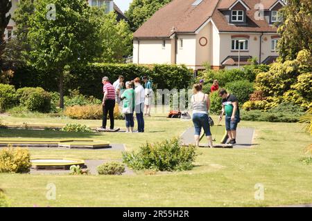 Öffentliches Spielen von Crazy Golf/Minigolf in Stoke Park Gardens in Guildford, Surrey, England, Großbritannien, Frühjahr 2023 Stockfoto