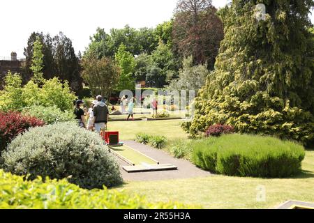 Öffentliches Spielen von Crazy Golf/Minigolf in Stoke Park Gardens in Guildford, Surrey, England, Großbritannien, Frühjahr 2023 Stockfoto