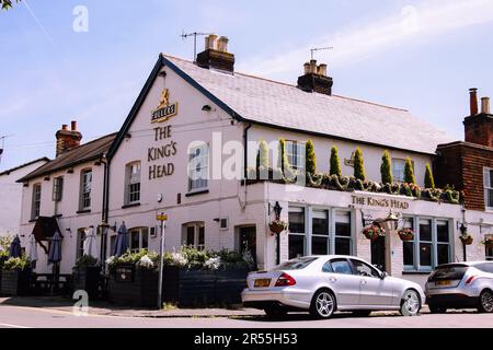 Fuller's Kings Head Traditional English Public House in Guildford, King's Road, Surrey, England, Großbritannien, Frühjahr 2023 Stockfoto