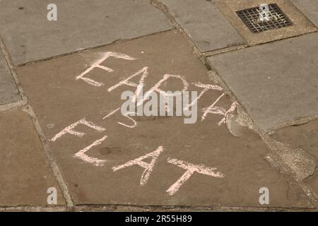 Flat Earth-Verschwörungstheoretiker in Guildford High Street, Surrey, England, 2023 Stockfoto