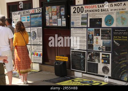 Flat Earth-Verschwörungstheoretiker in Guildford High Street, Surrey, England, 2023 Stockfoto