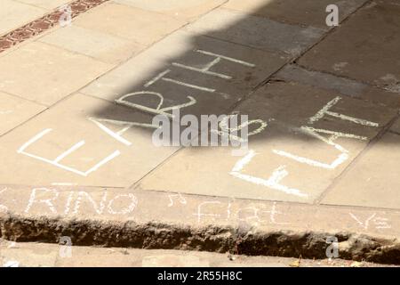 Flat Earth-Verschwörungstheoretiker in Guildford High Street, Surrey, England, 2023 Stockfoto