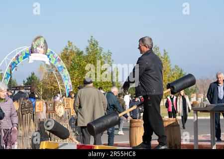 Bendery, Moldawien - 12. November 2022: Log Fight Game. Festlichkeiten während der Feiertage Maslenitsa. Ziel des Spiels ist es, den anderen vom zu stoßen Stockfoto