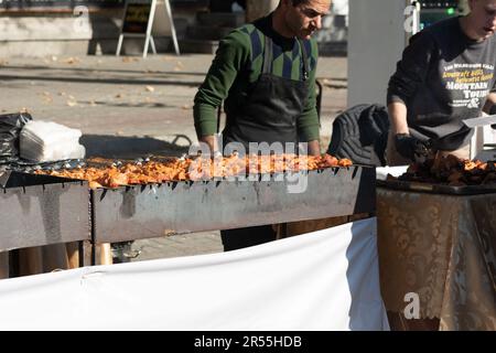 Chisinau, Moldawien - 15. Oktober 2022: Street Barbecue. Gegrilltes Chicken Shish Kebab Street Barbecue in Chisinau am City Day. Stockfoto