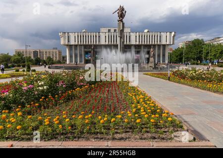 Kirgisische Nationalphilharmonie in Bischkek, Kirgisistan, benannt zu Ehren Toktoguls Satylganow und im brutalistischen Stil in der Sowjetära erbaut Stockfoto