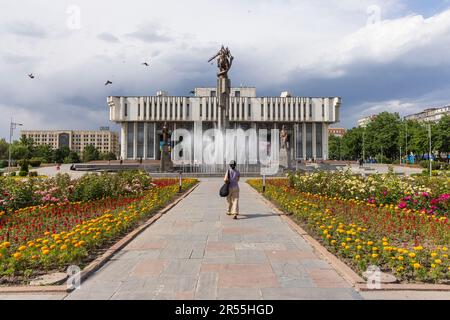 Kirgisische Nationalphilharmonie in Bischkek, Kirgisistan, benannt zu Ehren Toktoguls Satylganow und im brutalistischen Stil in der Sowjetära erbaut Stockfoto