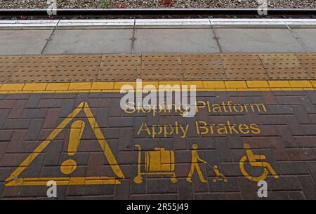 Sicherheitsmarkierungen auf einem schrägen Bahnsteig am Bahnhof Warrington Bank Quay an der West Coast Main Line warnen die Passagiere, das Gepäck zu bremsen Stockfoto