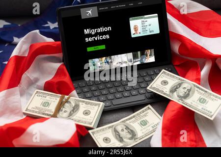 Laptop vom Migrationszentrum, usa-Flagge Stockfoto