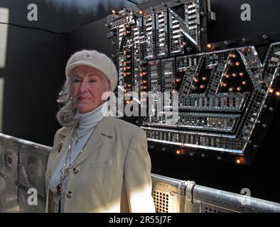 Philomena Lynott , aus Crumlin, Mutter von Phil Lynott - Philip Parris Lynott, steht vor den berühmten dünnen Lichtern, Dublin, Eire, Irland Stockfoto