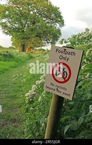 Fußweg-Schild, nur Fußgänger, keine Fahrräder oder Radfahren, hinter diesem Punkt Grappenhall Village, Warrington, Cheshire, ENGLAND, GROSSBRITANNIEN, WA4 3EX Stockfoto