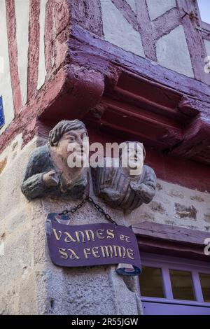 Vannes (Bretagne, Nordwestfrankreich): Skulptur „Vannes und seine Frau“ in der Rue des Halles 3 im Stadtzentrum Stockfoto