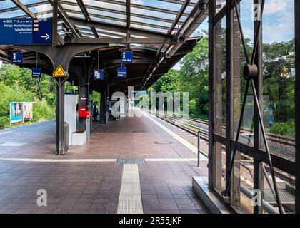 S Köllnische Heide S-Bahn Station bedient S45 S46 S47 Linien, Neukölln, Berlin. Die Bahnstation wurde 1920 eröffnet Stockfoto