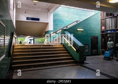 S Köllnische Heide S-Bahn Station bedient S45 S46 S47 Linien, Neukölln, Berlin. Empfangshalle und Fahrstuhl. Die Station wurde 1920 eröffnet Stockfoto