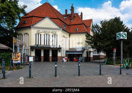 S Köllnische Heide S-Bahn Station bedient S45 S46 S47 Linien, Neukölln, Berlin. Das Gebäude an der Fassade und der Rezeption war der Architekt Karl Cornelius Stockfoto