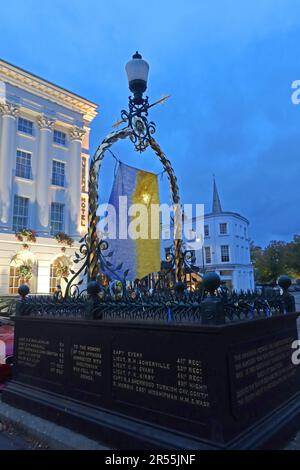 Das Victorian Queens Hotel in der Abenddämmerung, die Promenade, Cheltenham, Gloucestershire, England, GROSSBRITANNIEN, GL50 1NN - ERÖFFNET 1838 Stockfoto