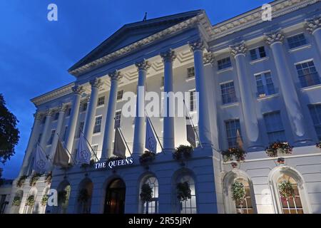 Das Victorian Queens Hotel in der Abenddämmerung, die Promenade, Cheltenham, Gloucestershire, England, GROSSBRITANNIEN, GL50 1NN - ERÖFFNET 1838 Stockfoto