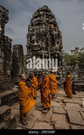 Der Bayon ist ein reich dekorierter Khmer-Tempel, der mit dem Buddhismus im Angkor Wat Park verwandt ist. Das besondere Merkmal ist die Vielzahl lächelnder Gesichter. Stockfoto