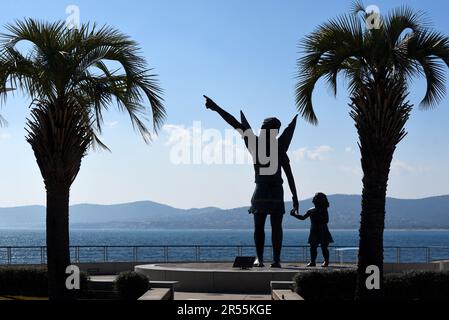 Silhouette von Erzengel Raphael und den jungen Tobias von Bildhauer Nadège Fortune on the Seafront, Jardin Bonaparte, Saint Raphael Var Frankreich Stockfoto