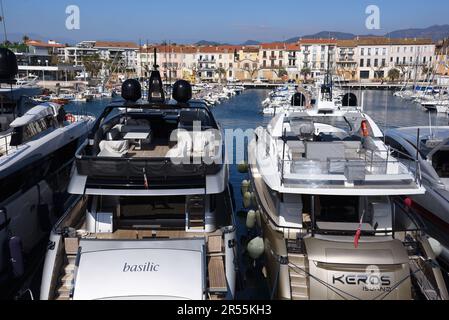 Luxusjachten liegen im Alten Hafen, Hafen oder Hafen Saint Raphael Var Côte-d'Azur oder an der französischen Riviera Frankreich vor Stockfoto