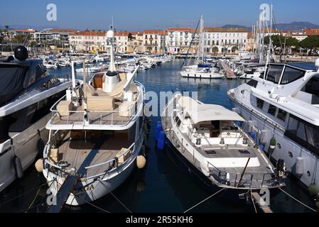 Yachten im Alten Hafen, Hafen oder Hafen Saint Raphael Var Côte-d'Azur oder an der französischen Riviera Frankreich Stockfoto