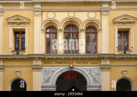 Neoklassizistische historische Fassade Banca Commerciale Italiana, eine ehemalige Bank, jetzt H&M, in der Rue Saint-Ferréol High Street oder der Einkaufsstraße Marseille Frankreich Stockfoto