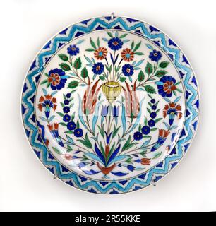 Iznik Teller mit Blumenmotiven aus Iznik Turkey c19. Stockfoto