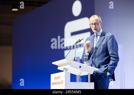 Hannover, Deutschland. 01. Juni 2023. Friedrich Merz, Bundesvorsitzender der CDU, spricht am Deutschen Sparkassentag. Am Ende des Sparkassentag werden Themen wie Inflation, Krieg in der Ukraine und der Ausbau erneuerbarer Energien im Mittelpunkt stehen. Kredit: Michael Matthey/dpa/Alamy Live News Stockfoto