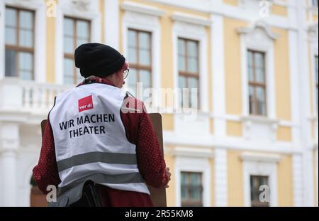 Magdeburg, Deutschland. 01. Juni 2023. Ein Teilnehmer einer Demonstration wird vor dem staatsparlament gesehen. Mit Musik und Plakaten demonstrierten etwa 100 Theaterleute vor dem landesparlament in Magdeburg zur Erhaltung des Nordharzer Städtebundtheaters mit seinen drei Divisionen. Vor Beginn der Sitzung des staatlichen parlaments am Donnerstag machten sie auf die prekäre Lage ihres Hauses aufmerksam. Kredit: Ronny Hartmann/dpa/Alamy Live News Stockfoto