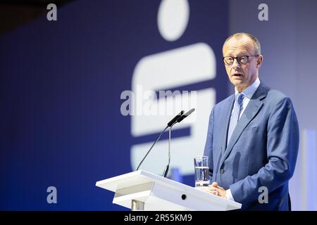 Hannover, Deutschland. 01. Juni 2023. Friedrich Merz, Bundesvorsitzender der CDU, spricht am Deutschen Sparkassentag. Am Ende des Sparkassentag werden Themen wie Inflation, Krieg in der Ukraine und der Ausbau erneuerbarer Energien im Mittelpunkt stehen. Kredit: Michael Matthey/dpa/Alamy Live News Stockfoto