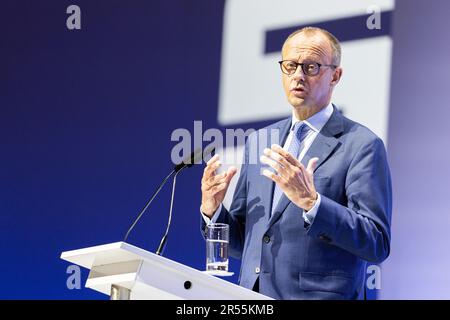 Hannover, Deutschland. 01. Juni 2023. Friedrich Merz, Bundesvorsitzender der CDU, spricht am Deutschen Sparkassentag. Am Ende des Sparkassentag werden Themen wie Inflation, Krieg in der Ukraine und der Ausbau erneuerbarer Energien im Mittelpunkt stehen. Kredit: Michael Matthey/dpa/Alamy Live News Stockfoto