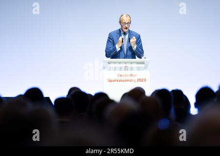 Hannover, Deutschland. 01. Juni 2023. Friedrich Merz, Bundesvorsitzender der CDU, spricht am Deutschen Sparkassentag. Am Ende des Sparkassentag werden Themen wie Inflation, Krieg in der Ukraine und der Ausbau erneuerbarer Energien im Mittelpunkt stehen. Kredit: Michael Matthey/dpa/Alamy Live News Stockfoto