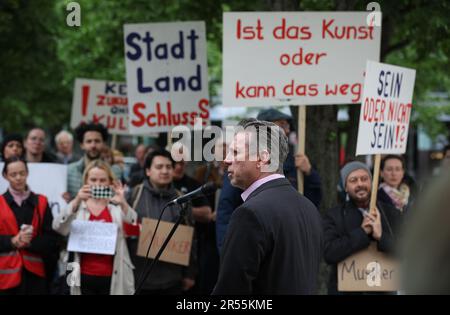 Magdeburg, Deutschland. 01. Juni 2023. Staatssekretär für Kultur Sebastian Putz spricht während einer Demonstration von Theaterleuten vor dem staatsparlament in Magdeburg. Mit Musik und Plakaten demonstrierten etwa 100 Theaterleute vor dem landesparlament in Magdeburg zur Erhaltung des Nordharzer Städtebundtheaters mit seinen drei Divisionen. Vor Beginn der Sitzung des staatlichen parlaments am Donnerstag machten sie auf die prekäre Lage ihres Hauses aufmerksam. Kredit: Ronny Hartmann/dpa/Alamy Live News Stockfoto