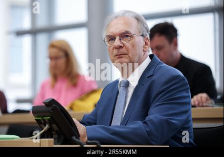 Magdeburg, Deutschland. 01. Juni 2023. Sachsen-Anhalts Ministerpräsident Reiner Haseloff (CDU) sitzt vor Beginn der staatsparlamentarsitzung im Plenarsaal. Das landesparlament von Sachsen-Anhalt debattiert am Donnerstag über die Folgen der Migration. Die AfD-Fraktion möchte sich auf die damit verbundenen Kosten konzentrieren, beispielsweise im Sozial- und Gesundheitssektor. Ein grundlegender Wendepunkt in der Einwanderungspolitik ist notwendig, so heißt es in der Begründung für die aktuelle Debatte. Kredit: Ronny Hartmann/dpa/Alamy Live News Stockfoto