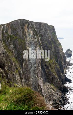 Küstenspaziergang mit Blick auf die schönen Klippen und Napoleon Tower auf dem Gipfel in Co, Donegal, Irland Stockfoto