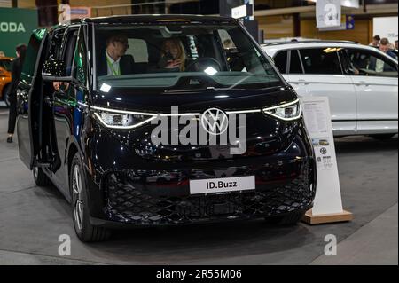 Riga, Lettland, 28. April 2023: Volkswagen-ID. Buzz elektrische Minivan-Premiere auf einer Automesse Stockfoto