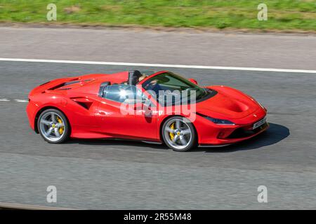 2021 roter Ferrari F8 SPIDER S-A 3902cc Benzin Roadster, fährt auf der Autobahn M61, UKL Stockfoto