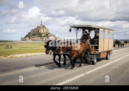 Le Mont Saint-Michel (St. Michael's Mount), in der Normandie, Nordwesten Frankreichs: Ein Pferdeshuttle, der Besucher zwischen dem Festland und Th Stockfoto