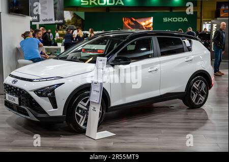 Riga, Lettland, 28. April 2023: Premiere des neuen Hyundai Bayon auf einer Automesse, Modell 2023 Stockfoto
