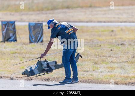 Bloemfontein, Südafrika - 20. Mai 2023: Person mit einem ferngesteuerten AH-1W Super Cobra Angriffshubschrauber am Tempe Airport in Bloemfontei Stockfoto