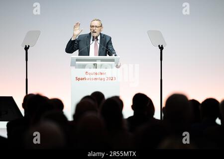 Hannover, Deutschland. 01. Juni 2023. Helmut Schleweis, Präsident des Deutschen Sparkassen- und Giro-Verbands (DSGV), spricht am Deutschen Sparkassentag. Am Ende des Sparkassentag werden unter anderem die Inflation, der Krieg in der Ukraine und der Ausbau erneuerbarer Energien im Mittelpunkt stehen. Kredit: Michael Matthey/dpa/Alamy Live News Stockfoto