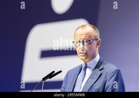 Hannover, Deutschland. 01. Juni 2023. Friedrich Merz, Bundesvorsitzender der CDU, spricht am Deutschen Sparkassentag. Am Ende des Sparkassentag werden Themen wie Inflation, Krieg in der Ukraine und der Ausbau erneuerbarer Energien im Mittelpunkt stehen. Kredit: Michael Matthey/dpa/Alamy Live News Stockfoto