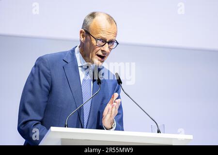 Hannover, Deutschland. 01. Juni 2023. Friedrich Merz, Bundesvorsitzender der CDU, spricht am Deutschen Sparkassentag. Am Ende des Sparkassentag werden Themen wie Inflation, Krieg in der Ukraine und der Ausbau erneuerbarer Energien im Mittelpunkt stehen. Kredit: Michael Matthey/dpa/Alamy Live News Stockfoto