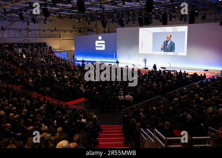 Hannover, Deutschland. 01. Juni 2023. Friedrich Merz, Bundesvorsitzender der CDU, spricht am Deutschen Sparkassentag. Am Ende des Sparkassentag werden Themen wie Inflation, Krieg in der Ukraine und der Ausbau erneuerbarer Energien im Mittelpunkt stehen. Kredit: Michael Matthey/dpa/Alamy Live News Stockfoto