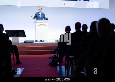 Hannover, Deutschland. 01. Juni 2023. Friedrich Merz, Bundesvorsitzender der CDU, spricht am Deutschen Sparkassentag. Am Ende des Sparkassentag werden Themen wie Inflation, Krieg in der Ukraine und der Ausbau erneuerbarer Energien im Mittelpunkt stehen. Kredit: Michael Matthey/dpa/Alamy Live News Stockfoto