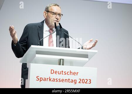 Hannover, Deutschland. 01. Juni 2023. Helmut Schleweis, Präsident des Deutschen Sparkassen- und Giro-Verbands (DSGV), spricht am Deutschen Sparkassentag. Am Ende des Sparkassentag werden unter anderem die Inflation, der Krieg in der Ukraine und der Ausbau erneuerbarer Energien im Mittelpunkt stehen. Kredit: Michael Matthey/dpa/Alamy Live News Stockfoto