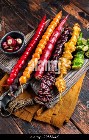 Georgianisches Dessert Churchkhela mit Walnüssen und Haselnüssen. Holzhintergrund. Draufsicht. Stockfoto