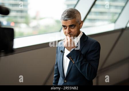 Bürgermeister von London Sadiq Khan spricht vor den Medien, während er eine größere Ausweitung seines Abwrackprogramms für Ulez (Ultra Low Emission Zone) im Wert von 110m Millionen Pfund im Londoner Rathaus ankündigt. Die Regelung wird Tausenden weiteren Londonern und Unternehmen den Zugang zu finanzieller Unterstützung ermöglichen, um ihr Fahrzeug vor der Erweiterung der Zone auf die gesamte Hauptstadt ab August 29 zur Verbesserung der Luftqualität zu verlagern. Foto: Donnerstag, 1. Juni 2023. Stockfoto