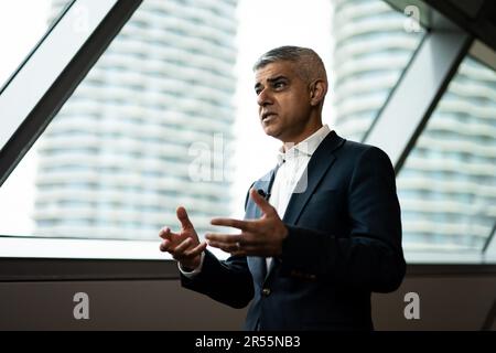 Bürgermeister von London Sadiq Khan spricht vor den Medien, während er eine größere Ausweitung seines Abwrackprogramms für Ulez (Ultra Low Emission Zone) im Wert von 110m Millionen Pfund im Londoner Rathaus ankündigt. Die Regelung wird Tausenden weiteren Londonern und Unternehmen den Zugang zu finanzieller Unterstützung ermöglichen, um ihr Fahrzeug vor der Erweiterung der Zone auf die gesamte Hauptstadt ab August 29 zur Verbesserung der Luftqualität zu verlagern. Foto: Donnerstag, 1. Juni 2023. Stockfoto